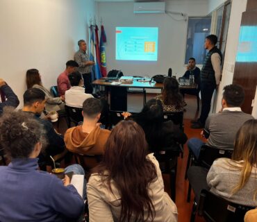 Nos capacitamos para fortalecer el asesoramiento a usuarios del servicio eléctrico